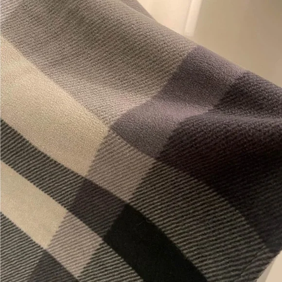 Rachel Roy Elegant Black, Gray Cream Plaid Shawl/Cape/Poncho One Sz warm fringe - Picture 10 of 11